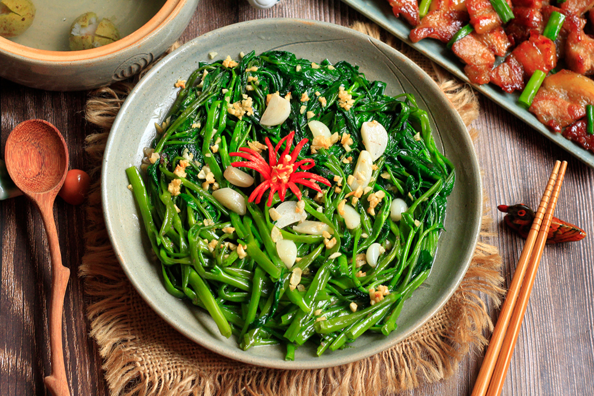 Stir-fried morning glory with garlic